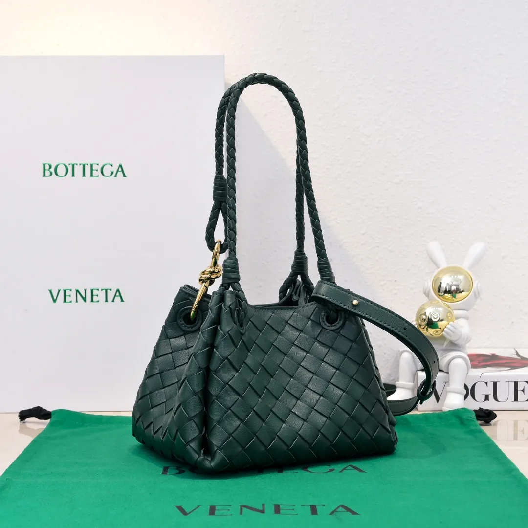 Batch 1760 BV home is new! Andiamo combines Bottega Veneta archives parachute handbags to inherit retro elements and integrate modern trends. The same style as Shu Qi's Beijing Night. It is a continuation of the classic bag. It has three functions: hand carry, shoulder and cross-body. It is embellished with metal brass knot buckles. The capacity of the small one is amazing. It can easily hold sunglasses in a box/small bottle of water/powder powder/charger and other daily necessities when going out. The upper body is versatile. Style number: 6569 Size: 21*17*16.5cm